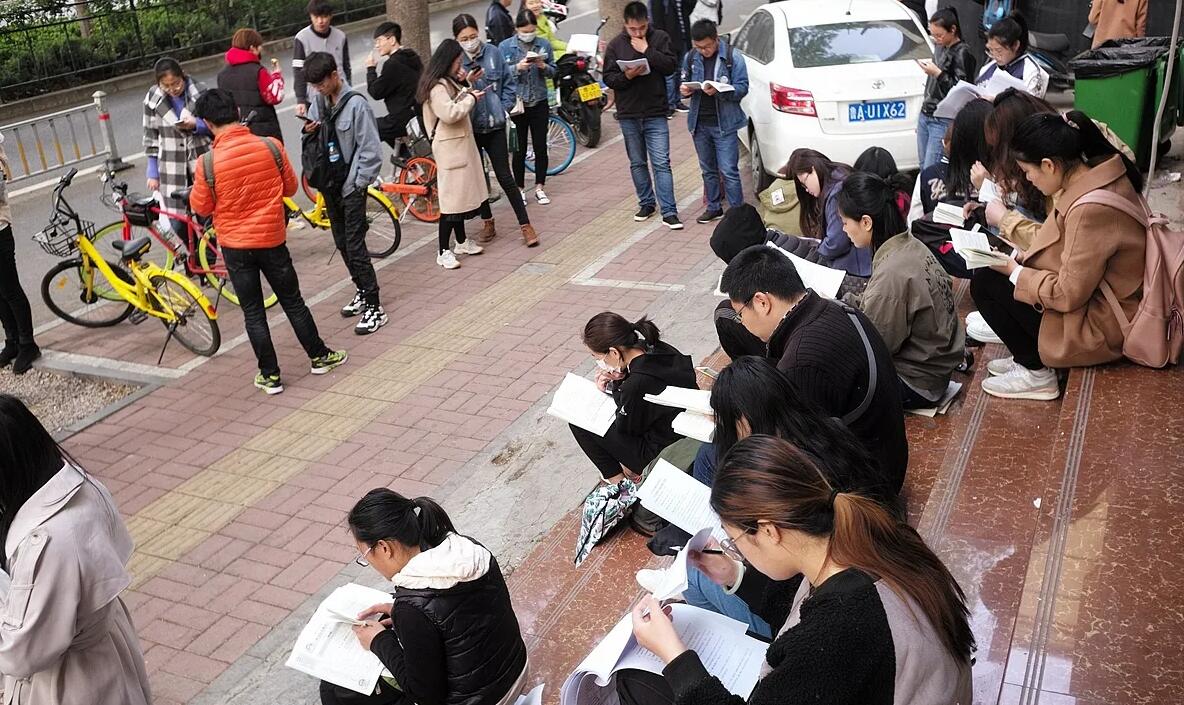 濟(jì)南自考考生一道早趕考，路邊復(fù)習(xí)