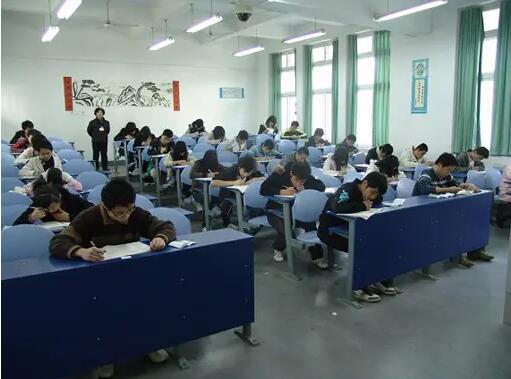 福建自考辦現(xiàn)場(chǎng)嚴(yán)格監(jiān)考，安靜答題